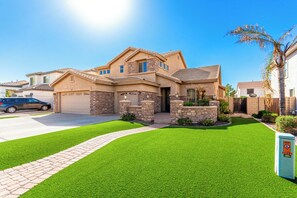 Exterior - Spacious 5-bedroom house in E Mesa {pool+spa+putting green+foosball-sleeps 14} (Mesa)