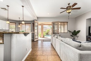 Interior - Spacious 5-bedroom house in E Mesa {pool+spa+putting green+foosball-sleeps 14} (Mesa)