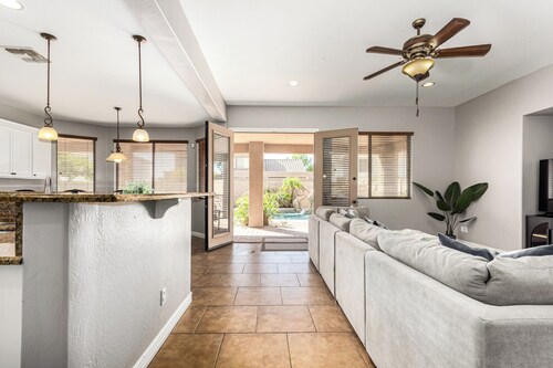 Spacious 5-bedroom house in E Mesa {pool+spa+putting green+foosball-sleeps 14}