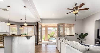Spacious 5-bedroom house in E Mesa {pool+spa+putting green+foosball-sleeps 14}