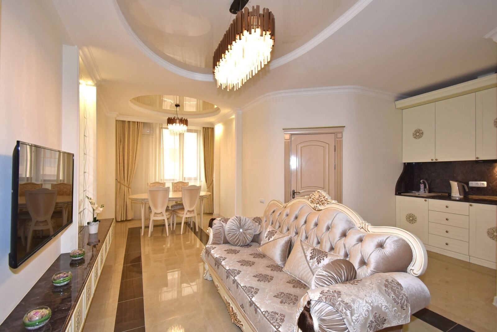 Leilighet – deluxe | Oppholdsområde | En 50-tommers Flatskjerm-TV med kabel-kanaler