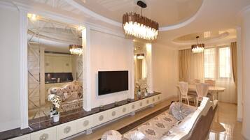 Appartamento Deluxe | Area soggiorno | TV a schermo piatto 50 pollici con canali via cavo