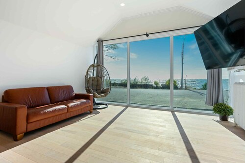 Beautiful lakeside beach front cottage