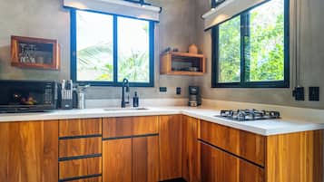 Kjøleskap, mikrobølgeovn, ovn og kokeplater