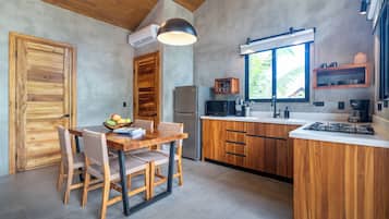 Een koelkast, een magnetron, een oven, een kookplaat