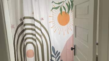 Secador de cabelo, toalhas de banho