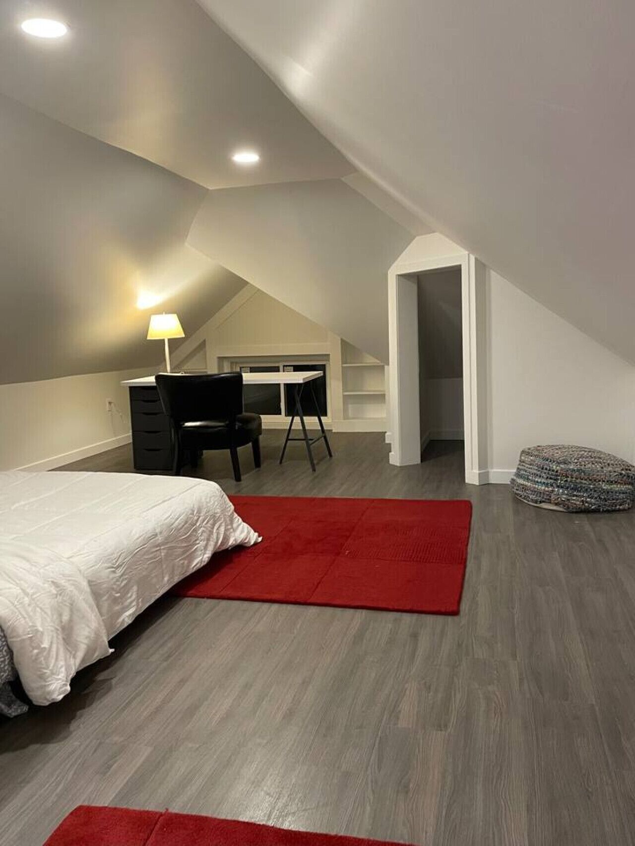 2 室のベッドルーム、デ スク、アイロン / アイロン台、WiFi