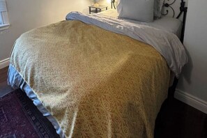 Iron/ironing board, Internet, bed sheets