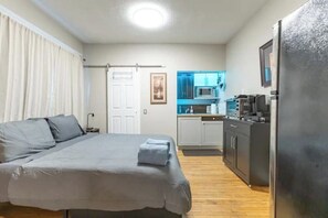 Iron/ironing board, Internet, bed sheets