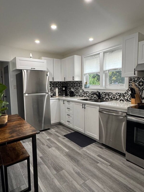 Micro-ondes, four, plaque de cuisson, lave-vaisselle