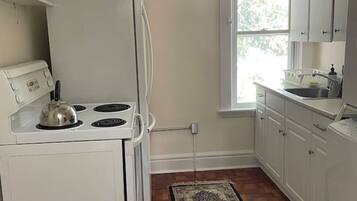 Fridge, coffee/tea maker