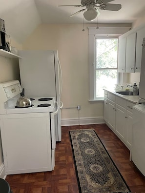 Fridge, coffee/tea maker