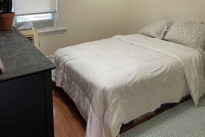 1 slaapkamer, een strijkplank/strijkijzer, internet, beddengoed