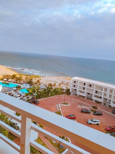 Vacation in Torre Mediterranea: 3 bedroom apartment with swimming pool and balcony