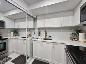Private kitchen - Private 1 Bedroom Ensuite Apartment (Toronto)