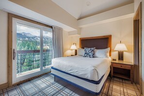 Iron/ironing board, WiFi, bed sheets - Ski-in/out Breck penthouse! Top-floor views, steps to Main St, pool & hot tubs. (Breckenridge)