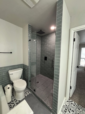 Toallas, jabón, papel de baño