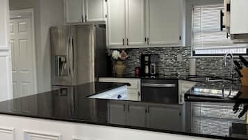 Frigorífico, horno, placa de cocina y lavavajillas