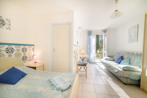 1 bedroom, bed sheets