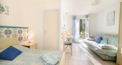 Bed and Breakfast 'Chambre Deluxe' with Shared Garden