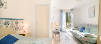 Bed and Breakfast 'Chambre Deluxe' with Shared Garden