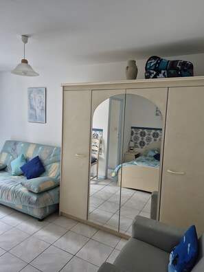 1 bedroom, bed sheets