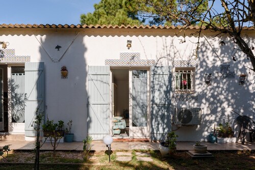 Bed and Breakfast 'Chambre Double Classique' with Shared Garden and Air Conditioning