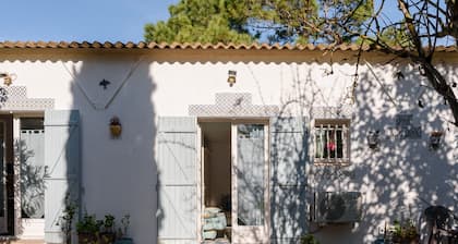 Bed and Breakfast 'Chambre Double Classique' with Shared Garden and Air Conditioning