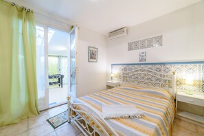 1 bedroom, bed sheets