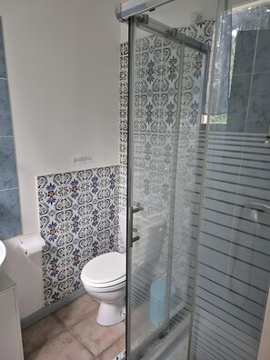 Dusche, Haartrockner, Handtücher