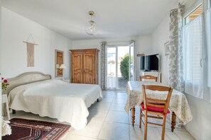 Iron/ironing board, WiFi - Studio 'Gîte Le Colibri' with Private Terrace, Private Garden and Wi-Fi (La Salvetat Saint-Gilles)