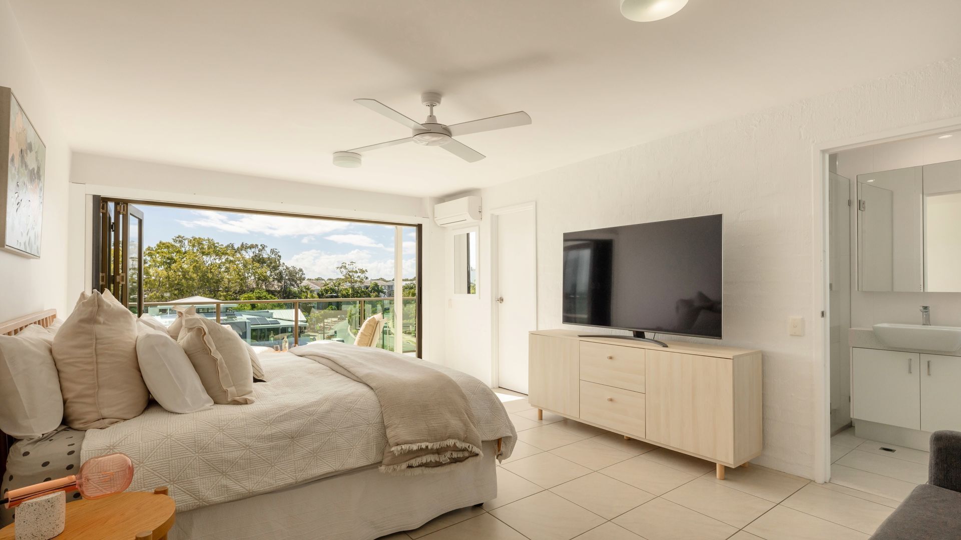 3 عدّة غرف نوم ومكواة/لوح كي وواي فاي وملاءات أسرّة