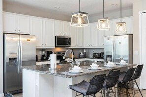 Réfrigérateur, micro-ondes, four, lave-vaisselle