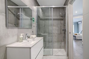 Shower, hair dryer, towels - Apartment 'Eanes 22 Beach House' with Balcony, Wi-Fi and Air Conditioning (Monte Gordo)