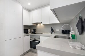 Frigorifero, microonde, forno, piano cottura