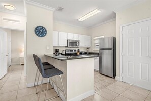 Fridge, microwave, oven, stovetop - 4BR/3BA Townhome near Disney - Lucaya Village (Kissimmee)