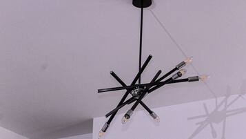 Un candelabro moderno con múltiples brazos y bombillas.