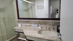 タオル、石鹸、トイレットペーパー