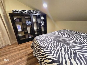 1 bedroom, free WiFi, bed sheets - Beautiful LOFT SUIT, Private Guest House located in Hamlet of Mirror. (Mirror)