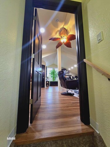 Beautiful LOFT SUITE, Private Guest House located in Hamlet of Mirror.