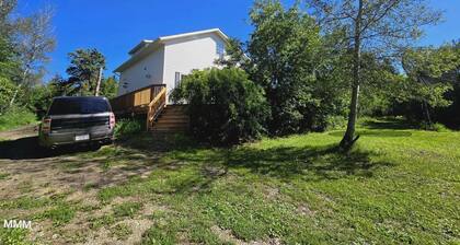 Beautiful LOFT SUIT, Private Guest House located in Hamlet of Mirror.