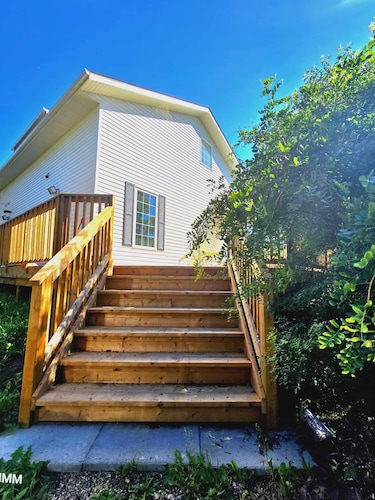 Beautiful LOFT SUIT, Private Guest House located in Hamlet of Mirror.