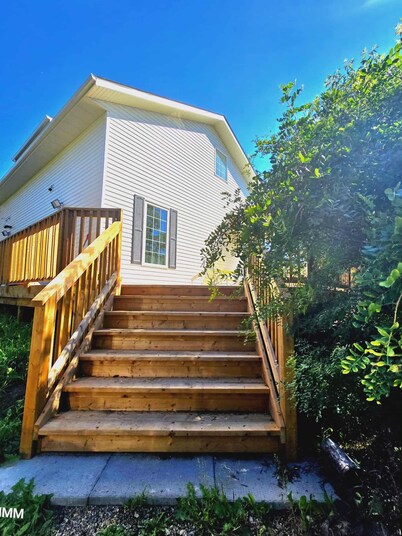 Beautiful LOFT SUIT, Private Guest House located in Hamlet of Mirror.