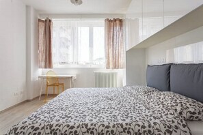 apartman, kilátással a városra | Széf a szobában, sötétítőfüggöny, hangszigetelés és vasaló/vasalódeszka