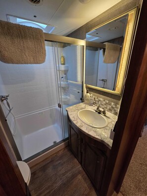 Suihku, pyyhkeet, saippua, vessapaperi