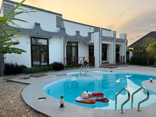 3-bedroom villa in charming Zanzibar with Swimming Pool and aircondition