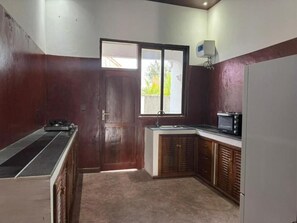 Frigorifero, forno, piano cottura, macchina per tè/caffè