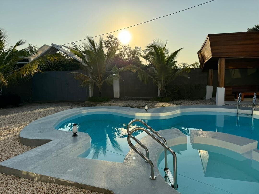 Una piscina al aire libre