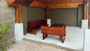 A wooden structure with a bench and a table. - 3-bedroom villa in charming Zanzibar with Swimming Pool and aircondition (Kiwengwa)