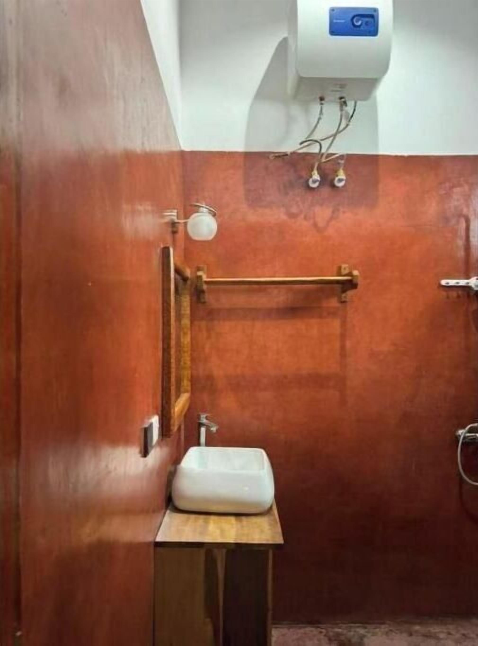 Milieuvriendelijke toiletartikelen, een haardroger, handdoeken, zeep